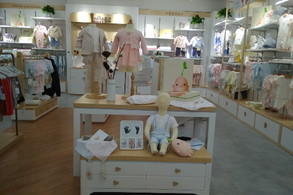 素芽婴童装店铺内景陈列展示