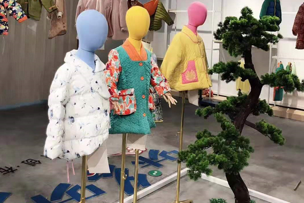 咪多咪彩童装店铺陈列展示
