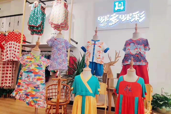 咪多咪彩童装店铺实景图