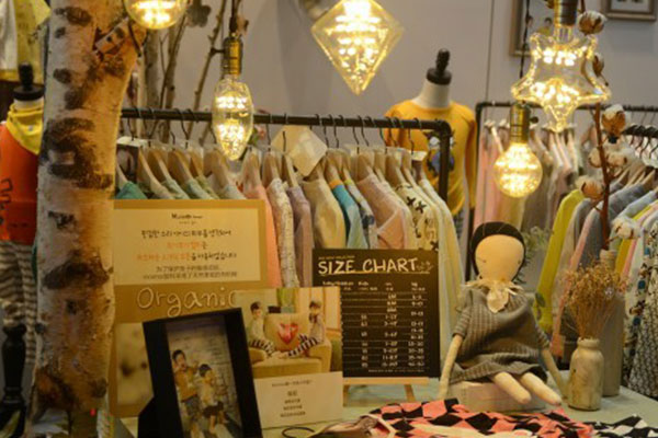 末一末一童装店铺陈列