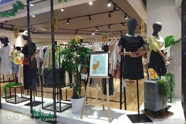 木子女装店铺陈列图