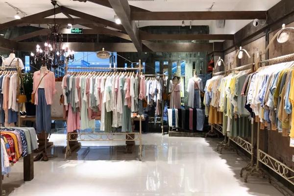 雅柔女装店铺内景陈列展示