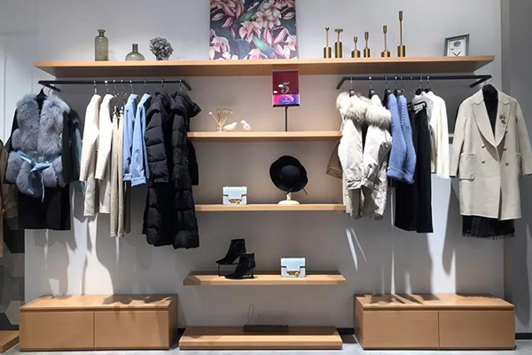 亦芮女装店铺内景陈列