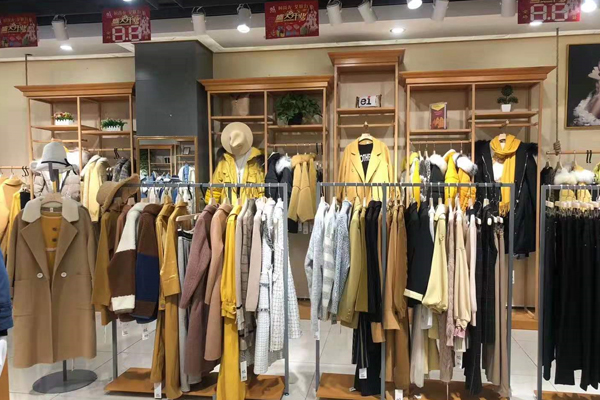 衣艾女装店铺内景陈列展示