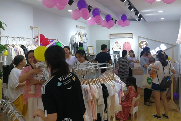羽成扉童装店铺实景图